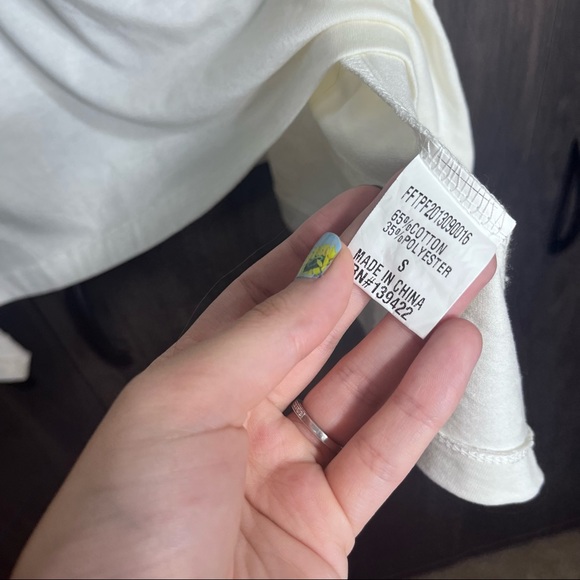 +🌼3/$30🌼TOBI Cutout Shoulder White Flowy Top Size Small - Picture 11 of 13